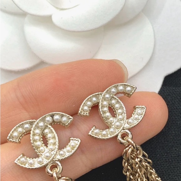 100% authentic Chanel long dangling earrings comes with Chanel box and receipt - Picture 4 of 5